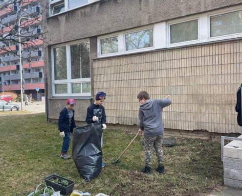 jarní sázení a úklid před školou